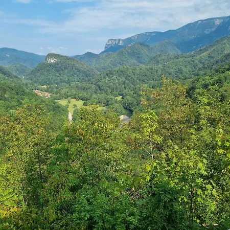 木屋 Rupicapra Mountain House *